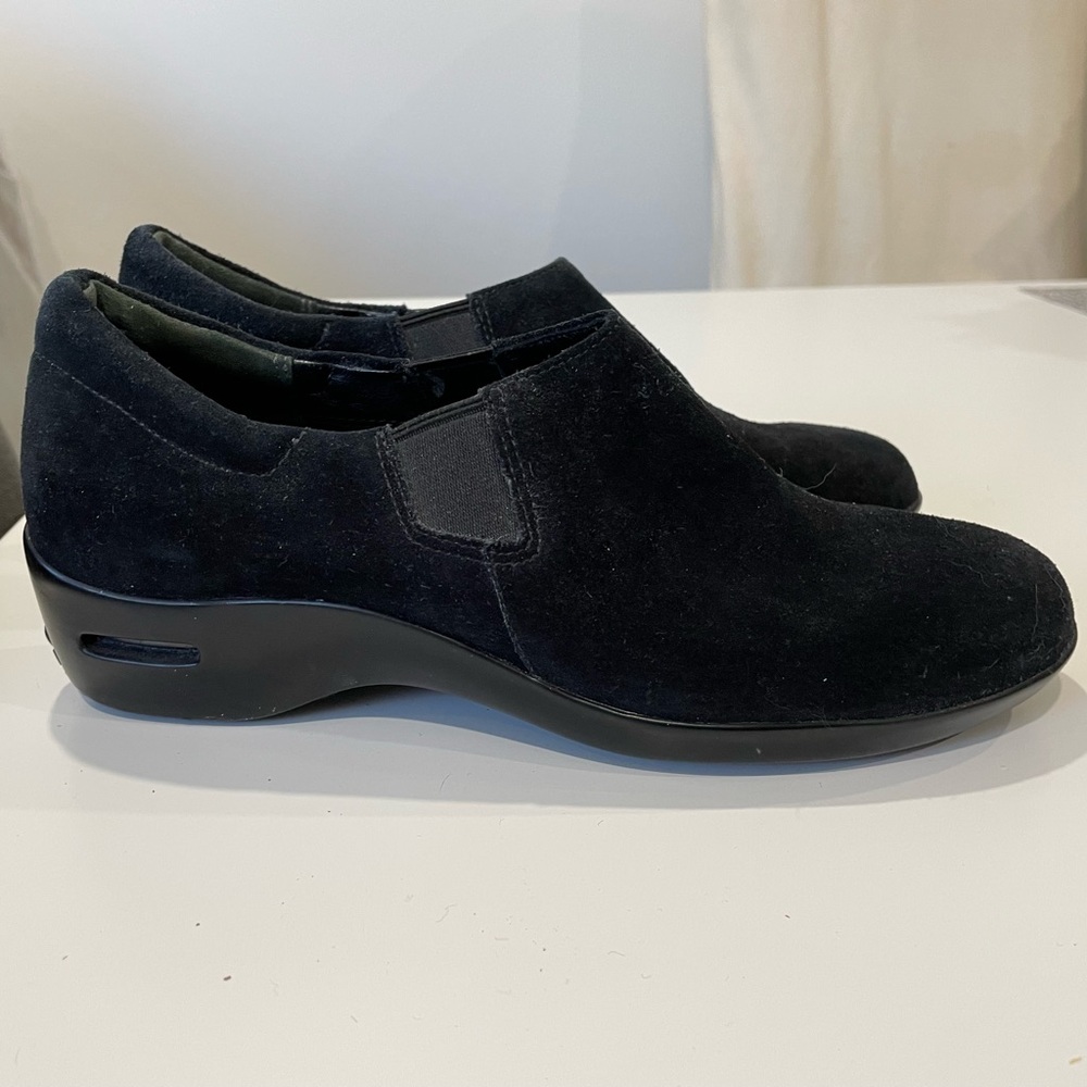 🆕 Cole Haan Women’s Black Suede Slip-on Shoes -size 8. Brand new without tags